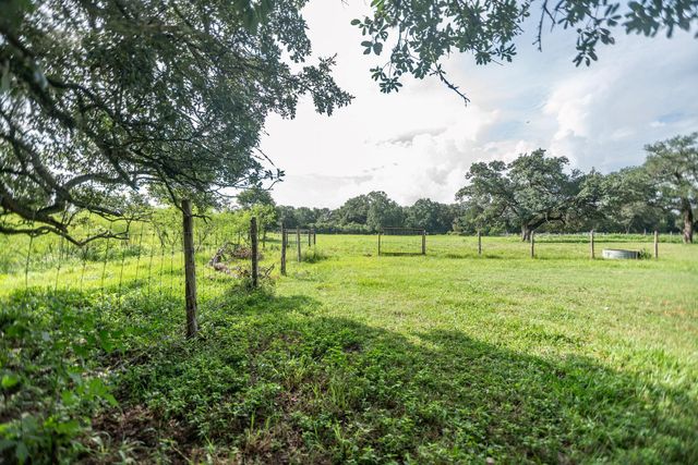 2133 Co Rd 125, Edna, TX 77957