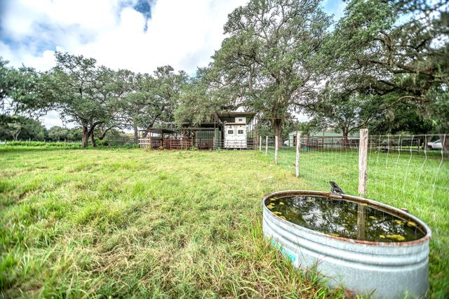 2133 Co Rd 125, Edna, TX 77957