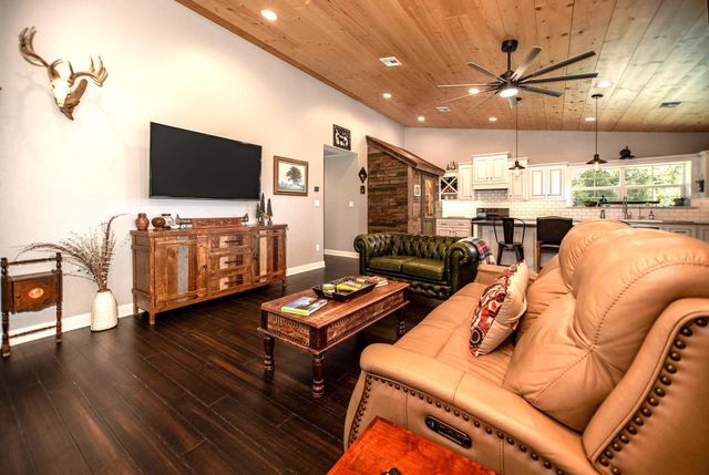 2133 Co Rd 125, Edna, TX 77957