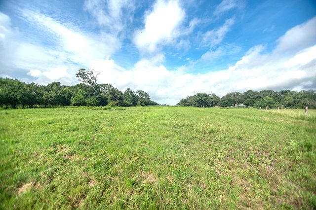 2133 Co Rd 125, Edna, TX 77957