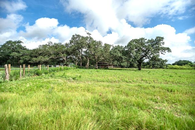 2133 Co Rd 125, Edna, TX 77957