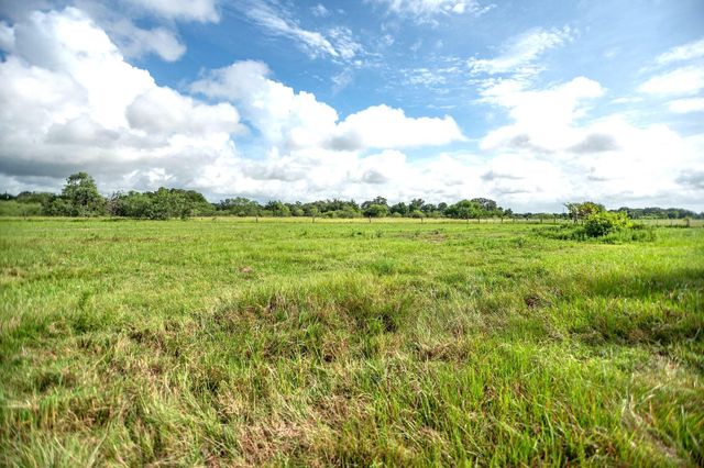 2133 Co Rd 125, Edna, TX 77957