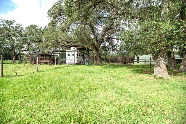 2133 Co Rd 125, Edna, TX 77957