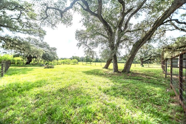 2133 Co Rd 125, Edna, TX 77957