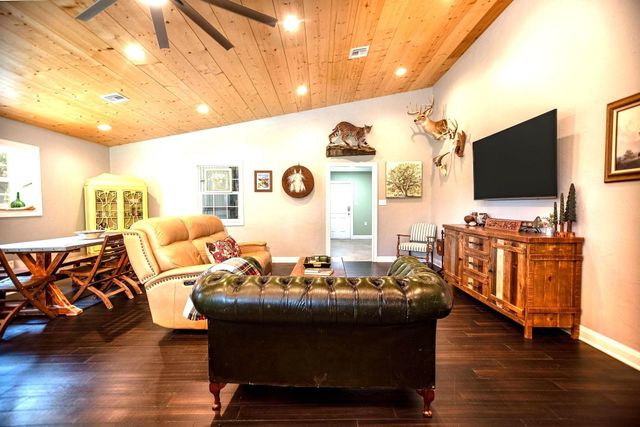 2133 Co Rd 125, Edna, TX 77957