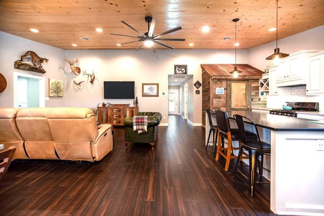 2133 Co Rd 125, Edna, TX 77957