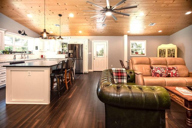 2133 Co Rd 125, Edna, TX 77957