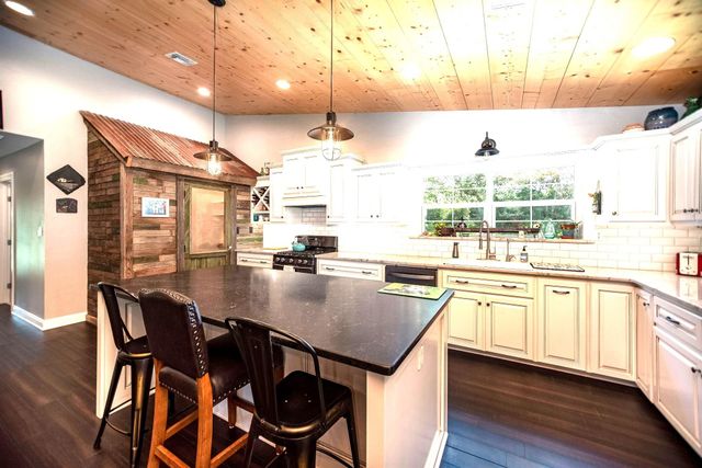 2133 Co Rd 125, Edna, TX 77957