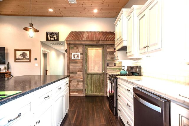 2133 Co Rd 125, Edna, TX 77957