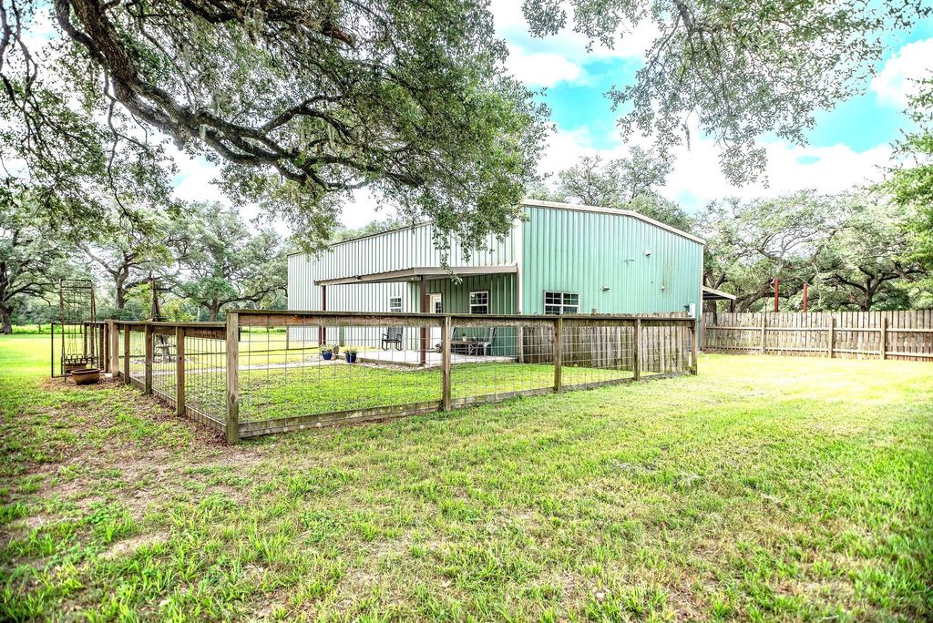 2133 Co Rd 125, Edna, TX 77957