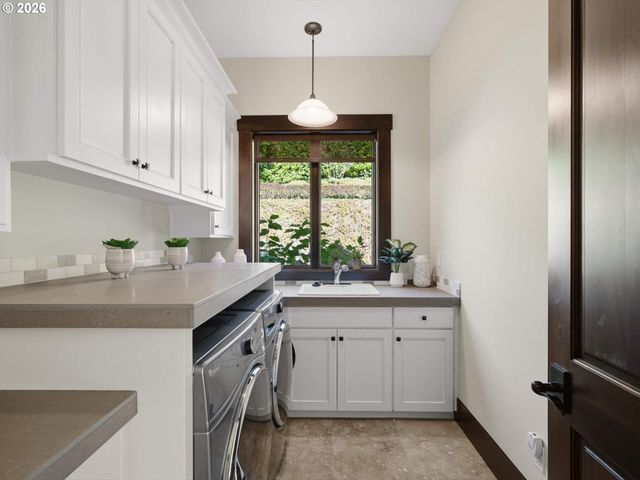 5702 Sw GROVER Ct, Portland, OR 97221