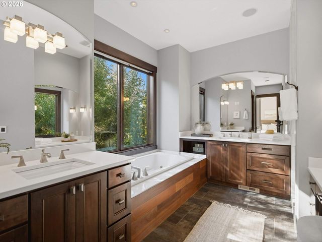5702 Sw GROVER Ct, Portland, OR 97221