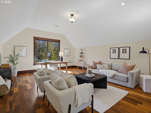 5702 Sw GROVER Ct, Portland, OR 97221