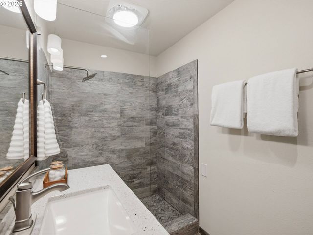 5702 Sw GROVER Ct, Portland, OR 97221