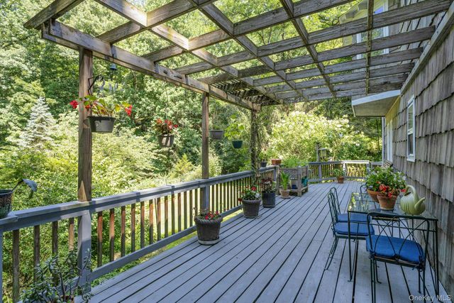 99 Lakeside Drive, Katonah, NY 10536