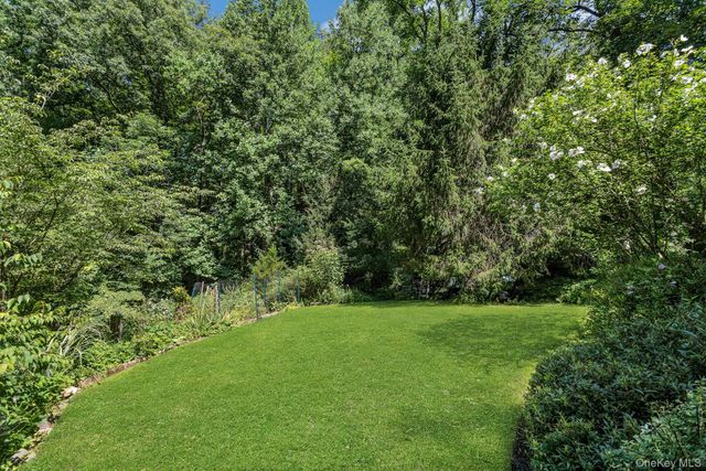 99 Lakeside Drive, Katonah, NY 10536