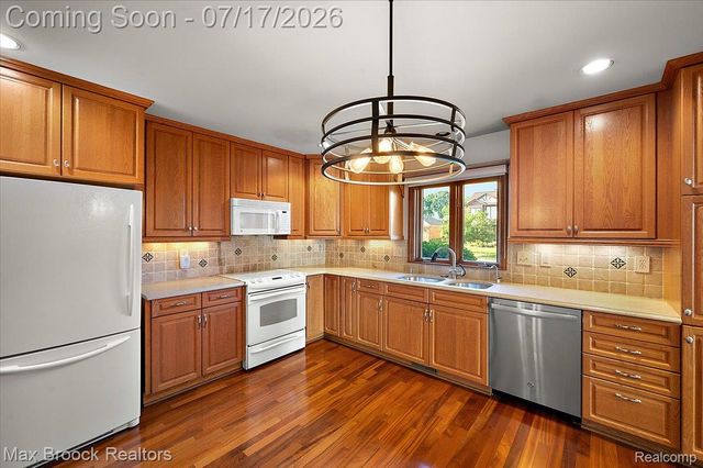 43909 Welland Drive, Clinton Charter Township, MI 48038