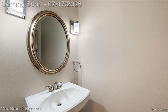 43909 Welland Drive, Clinton Charter Township, MI 48038