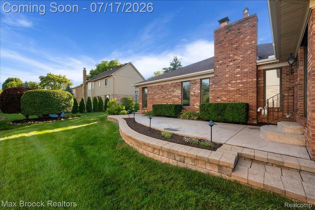 43909 Welland Drive, Clinton Charter Township, MI 48038