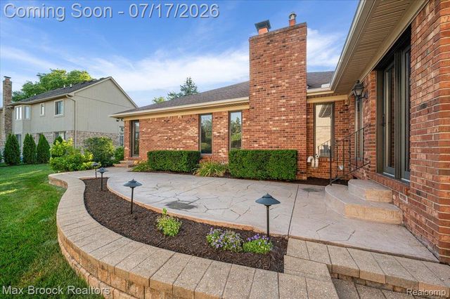 43909 Welland Drive, Clinton Charter Township, MI 48038