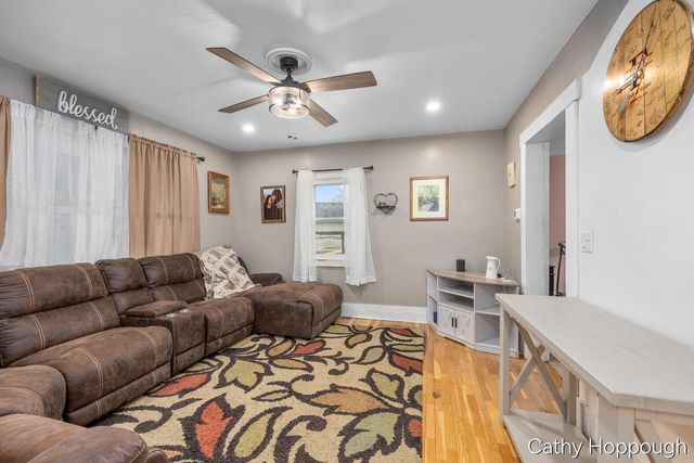 824 5th Avenue, Lake Odessa Vllg, MI 48849