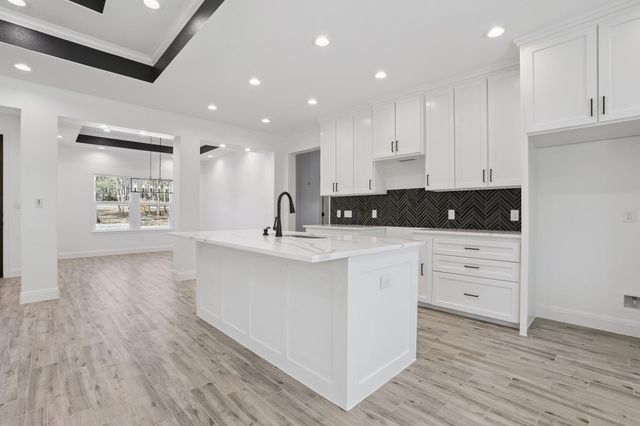 111 Kingwood DR, Elgin, TX 78621