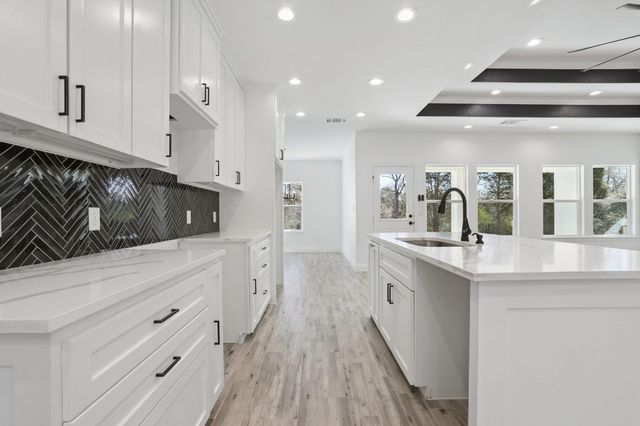 111 Kingwood DR, Elgin, TX 78621