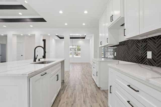 111 Kingwood DR, Elgin, TX 78621