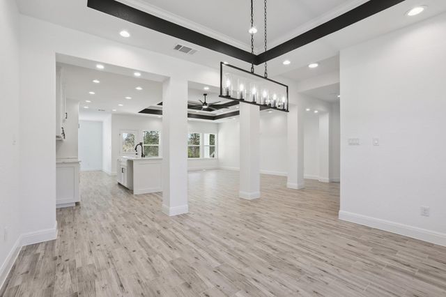 111 Kingwood DR, Elgin, TX 78621