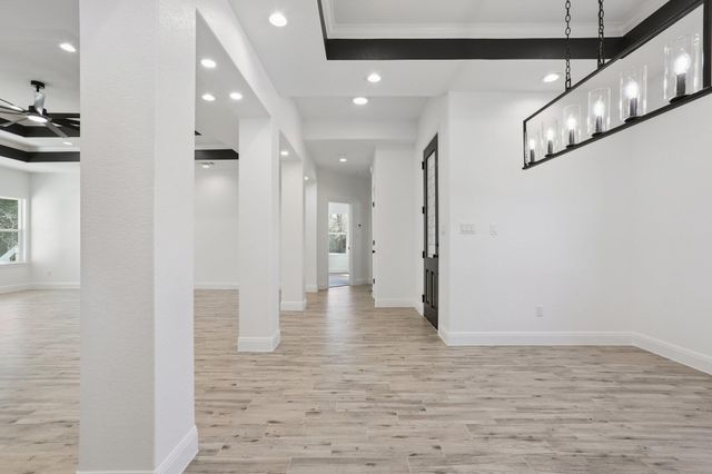 111 Kingwood DR, Elgin, TX 78621