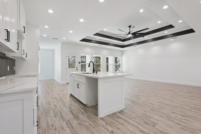 111 Kingwood DR, Elgin, TX 78621