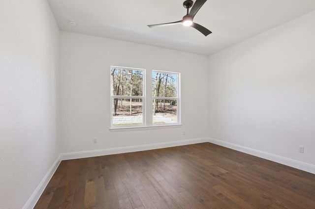 111 Kingwood DR, Elgin, TX 78621