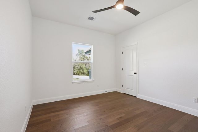 111 Kingwood DR, Elgin, TX 78621