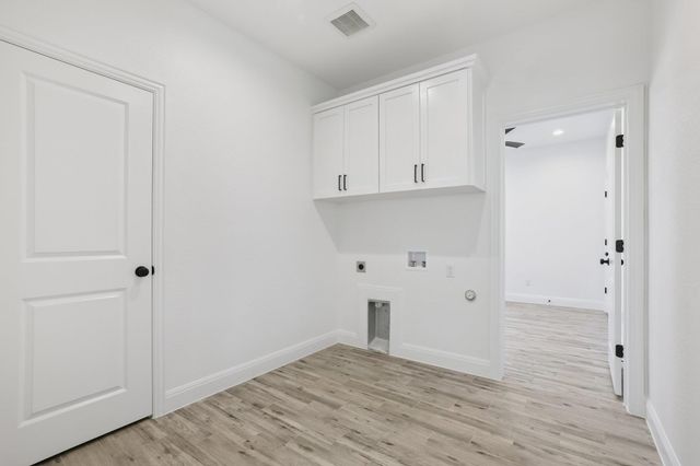 111 Kingwood DR, Elgin, TX 78621