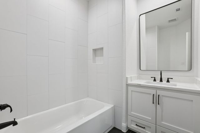 111 Kingwood DR, Elgin, TX 78621