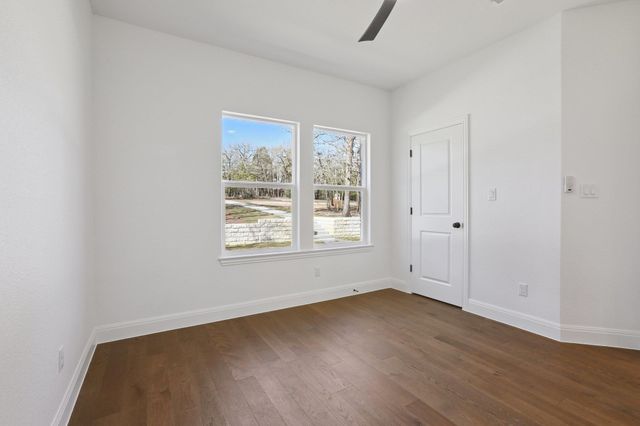 111 Kingwood DR, Elgin, TX 78621