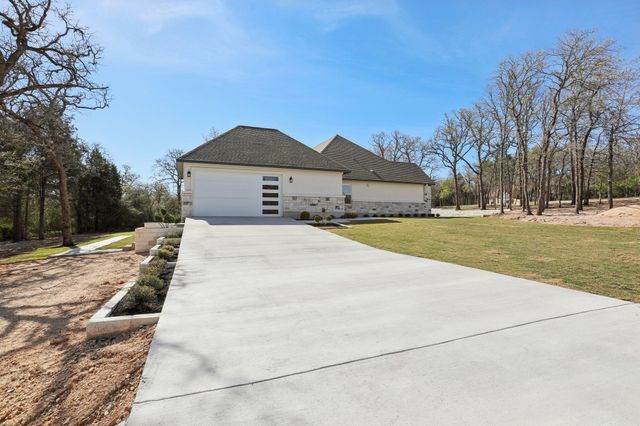 111 Kingwood DR, Elgin, TX 78621