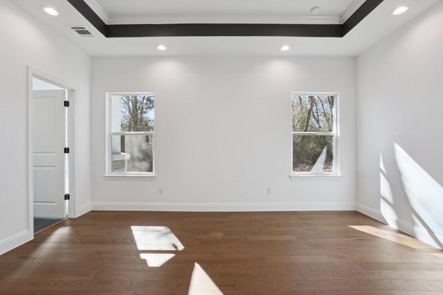 111 Kingwood DR, Elgin, TX 78621