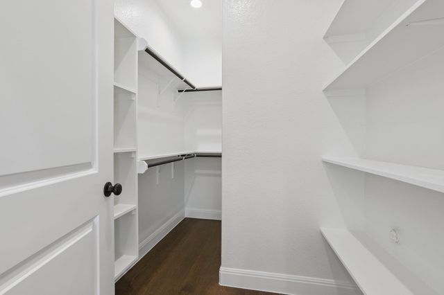 111 Kingwood DR, Elgin, TX 78621