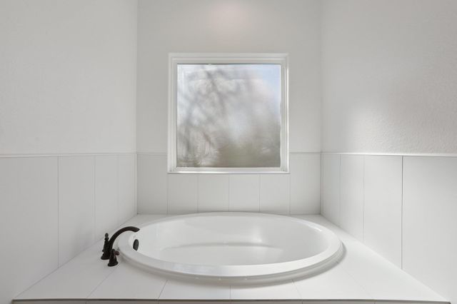 111 Kingwood DR, Elgin, TX 78621