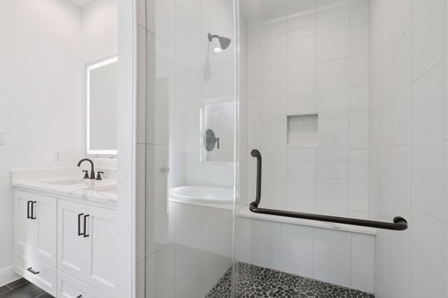 111 Kingwood DR, Elgin, TX 78621