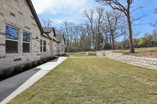 111 Kingwood DR, Elgin, TX 78621