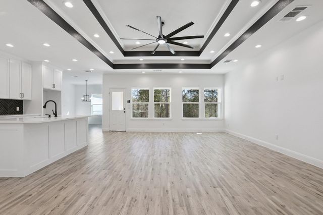 111 Kingwood DR, Elgin, TX 78621