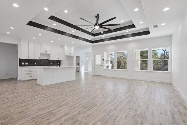 111 Kingwood DR, Elgin, TX 78621