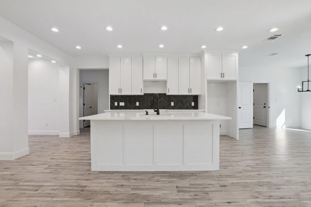 111 Kingwood DR, Elgin, TX 78621