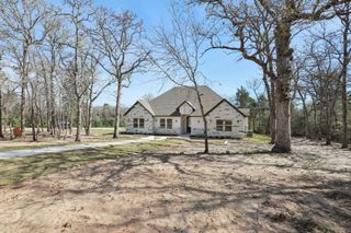 111 Kingwood DR, Elgin, TX 78621