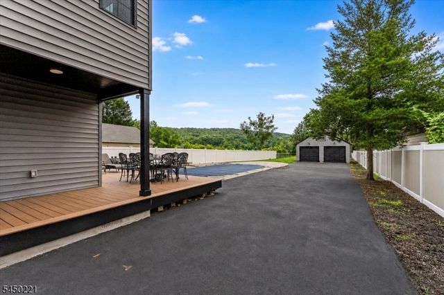 1074 Colfax Ave, Pompton Lakes Boro, NJ 07442