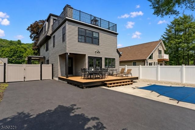 1074 Colfax Ave, Pompton Lakes Boro, NJ 07442
