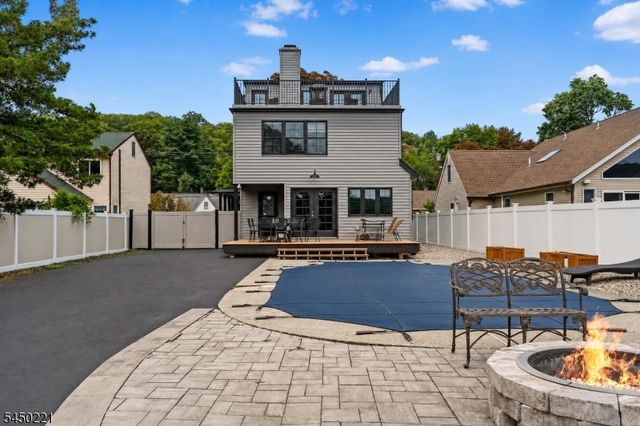 1074 Colfax Ave, Pompton Lakes Boro, NJ 07442
