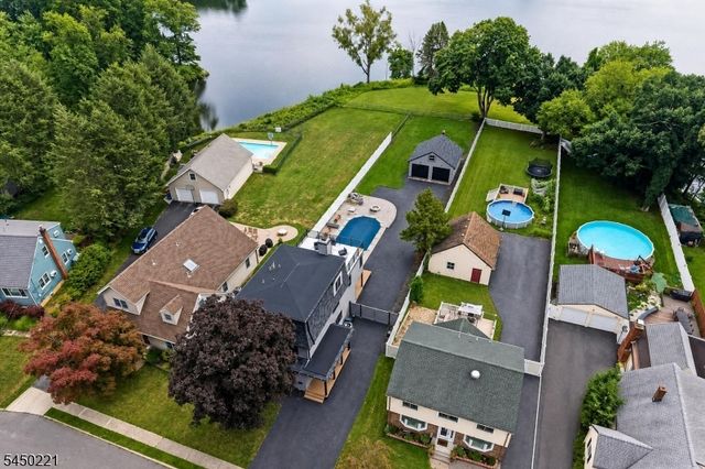 1074 Colfax Ave, Pompton Lakes Boro, NJ 07442